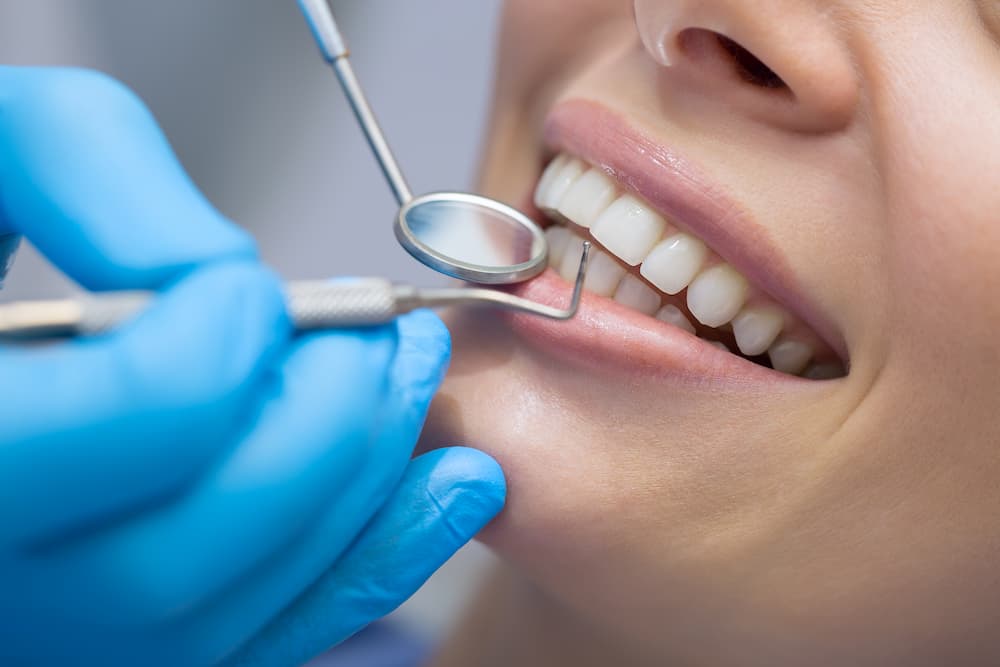 Untersuchung eines kurzen Lippenbändchens beim Zahnarzt